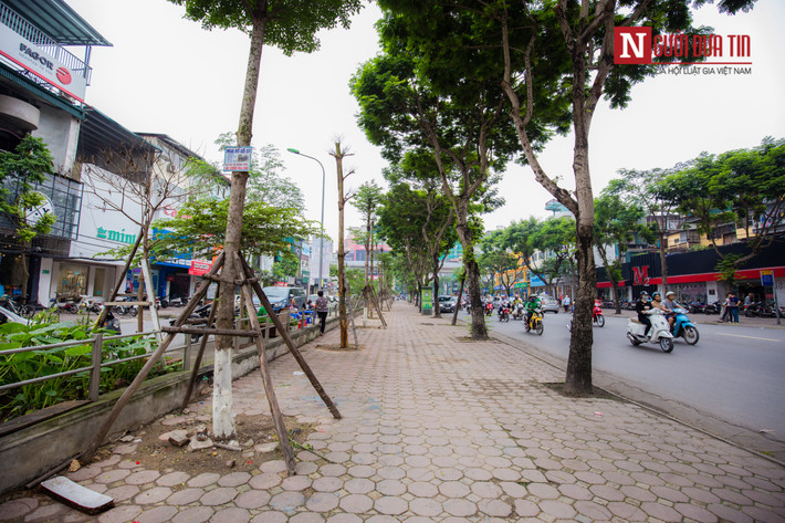 Vỉa hè khá rộng trên phố Thái Hà thường được người dân biến thành một làn đường dành cho xe máy mỗi khi đến giờ cao điểm.