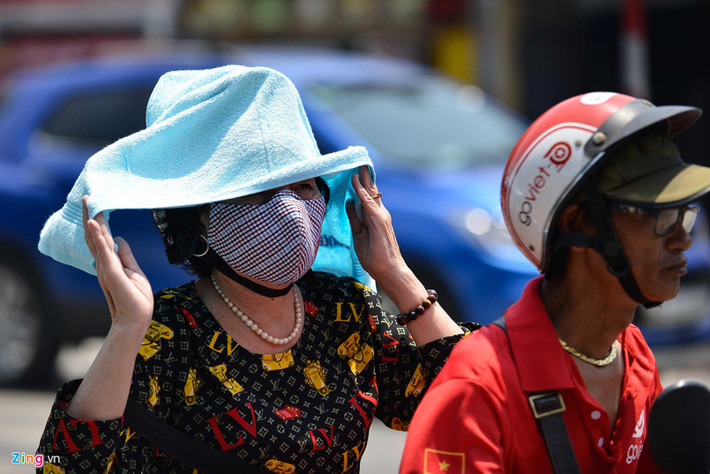 Có người còn mang cả khăn tay còn ướt từ nhà để lau mồ hôi và che đầu cho khỏi nóng.