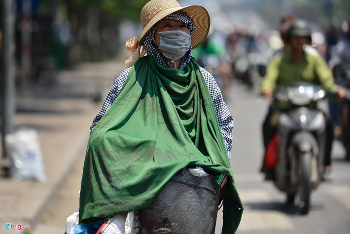 Nếu không che chắn như vậy, đôi cánh tay sẽ bị bỏng rát.