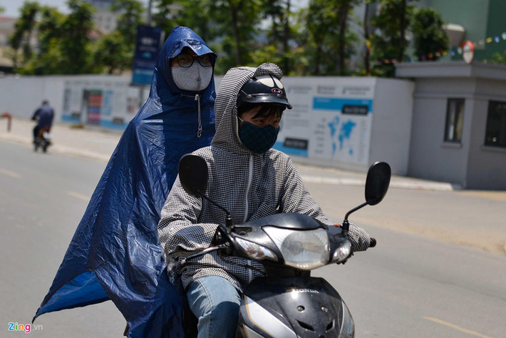 Đặc biệt còn có người mang cáo áo mưa ra mặc giữa trời nắng để chống nóng.