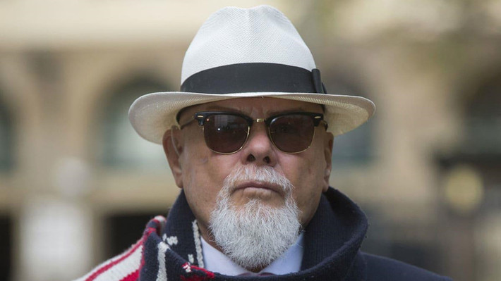 Gary Glitter, tên thật là Paul Gadd, được giới chức Anh bỏ lệnh cấm du lịch nước ngoài vào năm 2011. Năm 2015, Glitter lại nhận thêm mức án 16 năm tù vì xâm hại tình dục ba trẻ em gái trong giai đoạn từ năm 1975-1980. Thẩm phán Alistair McCreath tại Tòa án Hoàng gia Southwark kết luận Glitter phạm một tội danh âm mưu cưỡng hiếp, bốn tội danh tấn công tình dục và một tội danh quan hệ tình dục với trẻ em gái dưới 13 tuổi. Ảnh: Reuters.