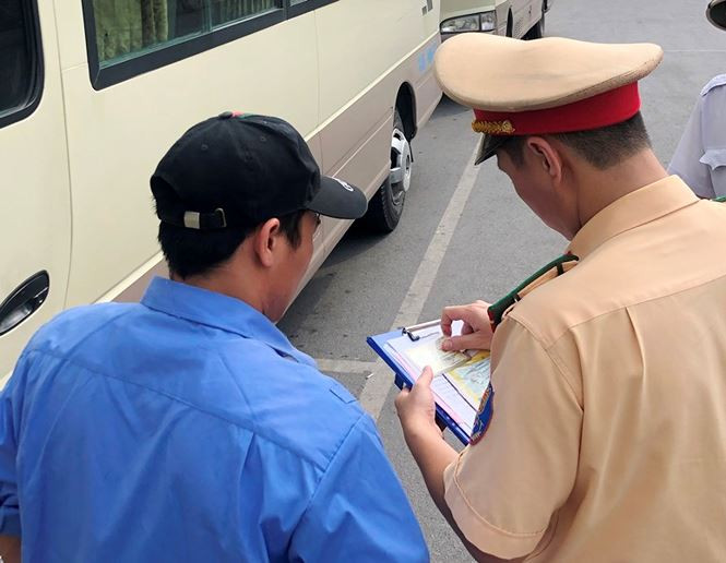 Lập tức lực lượng CSGT thay mặt tổ công tác đã lập biên bản sự việc, tạm giữ tất cả giấy tờ liên quan, trong đó có cả đăng ký xe (đình tải cả tài xế và phương tiện) bàn giao cho công an giải quyết.