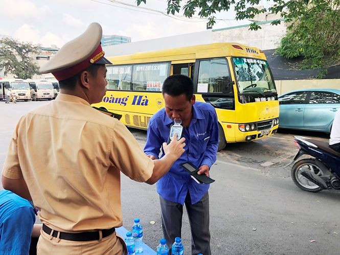 Trong chiều 13/5, tổ công tác do ông Lê Tuấn Anh, Phó Chánh Thanh tra, Sở GTVT Hà Nội làm tổ trưởng đã kiểm tra chất gây nghiện đối với lái xe tại bến Gia Lâm.