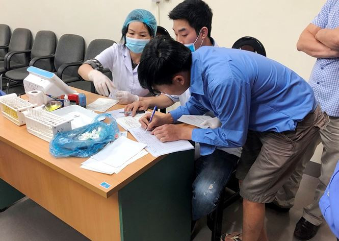 Cùng với bến xe, trong những ngày qua, tổ công tác số 2 do ông Lê Xuân Tiến, Phó Chánh thanh tra, Sở GTVT Hà Nội làm tổ trưởng đã kiểm tra, test chất gây nghiện đối với lái xe trên một số tuyến đường vành đai, quốc lộ chạy qua Hà Nội.