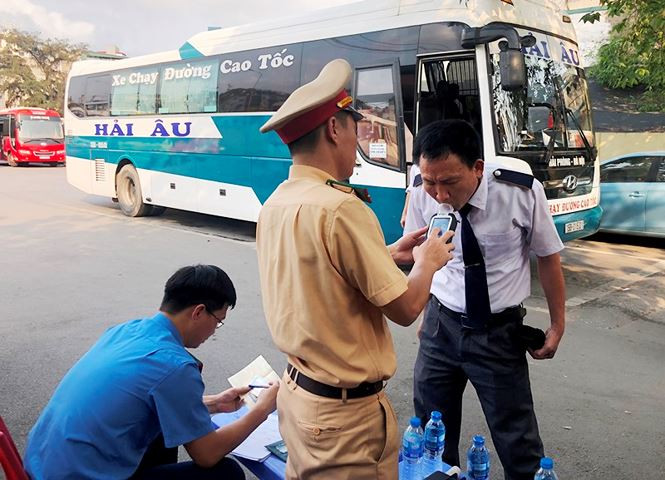 Thông tin về kết quả kiểm tra chất gây nghiện đối với tài xế thời gian qua, ông Vũ Hà, Phó Giám đốc Sở GTVT Hà Nội vừa cho biết, đã có 28.609 lái xe được doanh nghiệp vận tải khám sức khỏe, trong đó phát hiện 4 lái xe dương tính với ma túy, 4 lái xe mắc các bệnh về mắt, một số trường hợp các đơn vị vận tải chưa báo cáo rõ nguyên nhân.
