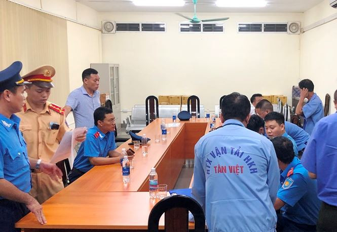 Với hai nội dung: kiểm tra chất ma túy và nồng độ cồn, gần 100 tài xế xe khách ra vào bến xe Gia Lâm đã được tổ công tác kiểm tra. Tuy nhiên khác với các buổi kiểm tra trước đó, tại bến xe Gia Lâm trong chiều qua, tổ công tác liên ngành không phát hiện trường hợp nào dương tính với chất gây nghiện và có nồng độ cồn trong khí thở.