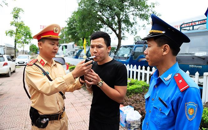 Theo đó, ngày 1/4, trên quốc lộ 2 đoạn qua huyện Sóc Sơn, tổ công tác đã dừng kiểm tra nồng độ cồn và chất gây nghiện đối với nhiều tài xế xe tải.