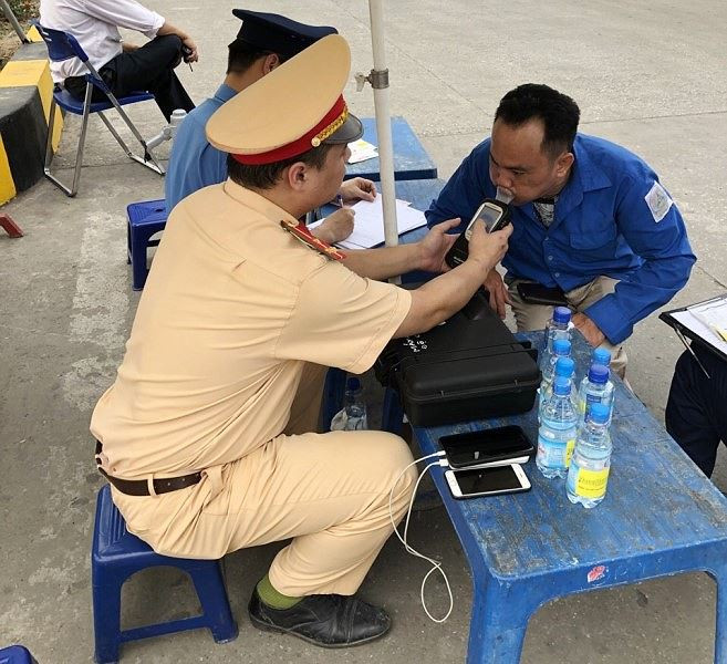 Còn tại bến Mỹ Đình ngày 6/5, qua kiểm tra trên 60 trường hợp lái xe khách tại đây, tổ công tác đã phát hiện một tài xế dương tính với ma túy. Theo đó, khi tổ công tác dừng xe ngẫu nhiên xe khách BKS 28B-00530, chạy tuyến Mỹ Đình – Mai Châu (Hòa Bình), qua test nhanh chất gây nghiện tại chỗ, lực lượng Sở Y tế Hà Nội đã phát hiện tài xế là Vi Mai Hà có kết quả dương tính với ma túy.