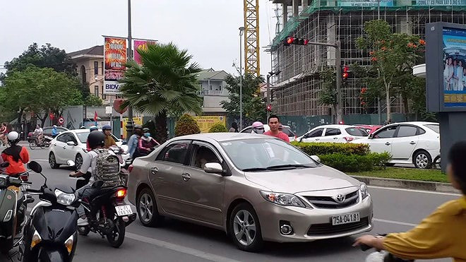 Tương tự, một lái xe ô tô đã dừng xe giữa đường vào khoảng 16 giờ 20 ngày 11-3-2019 tại phía trước số 34, đường Đống Đa, P.Phú Nhuận, TP.Huế (Theo:Thanh Niên)