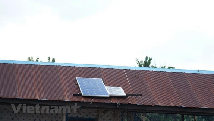 Lác đác một số hộ gia đình lắp pin năng lượng mặt trời trên mái nhà.