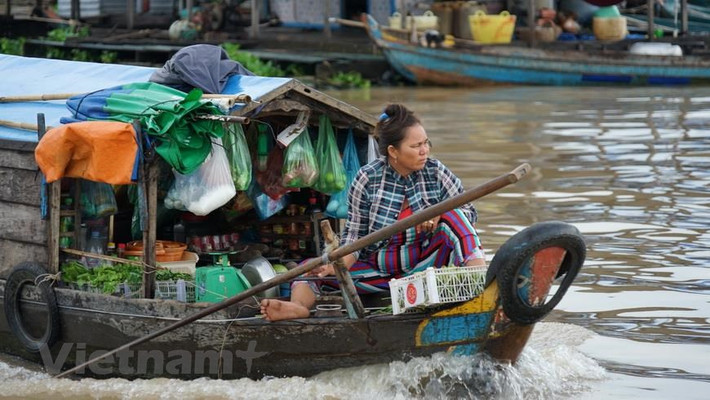 Buôn bán để mưu sinh trên thuyền của một người gốc Việt.