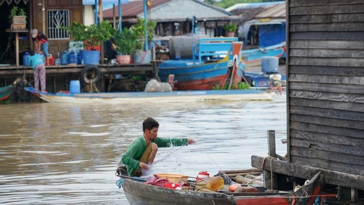 Nghề chủ yếu của bà con gốc Việt là đánh bắt cá.