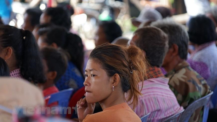 Từ ngày 17/9/2018, chính quyền tỉnh Kompong Chhnang đã triển khai việc di dời người dân sống trên sông buộc phải lên đất liền theo kế hoạch 5 năm (2015-2019).
