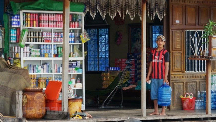 Một tiệm tạp hóa trên bè nổi tại khu nhà bè thuộc tổ Chung Koh, phường Phsar Chhnang.