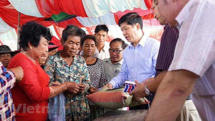 Phát quà cho bà con tại khu tái định cư tạm thời ở xã Chnoc Trou, huyện Boribour.