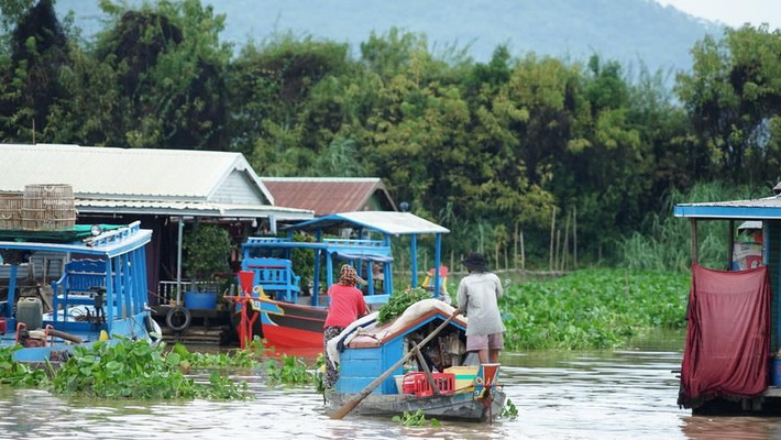 Cuộc sống quanh năm vẫn nghèo khó, trong cảnh ô nhiễm môi trường.