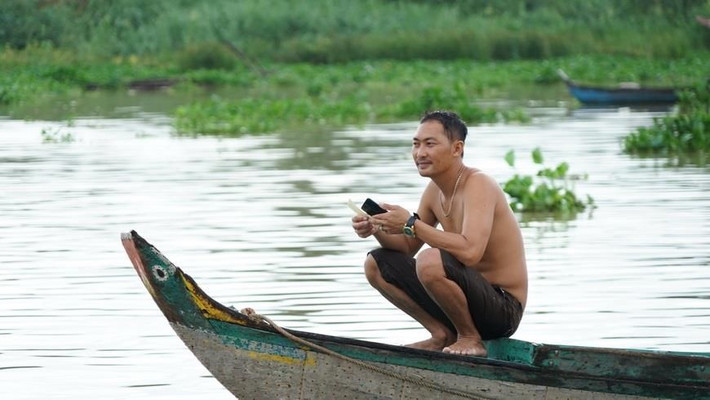 Tại khu nhà bè nuôi cá thuộc tổ Chung Koh và khu tái định cư tạm thời tại xã Chnoc Trou, đoàn liên ngành đã đi thăm, tìm hiểu tình hình thực tế cuộc sống.