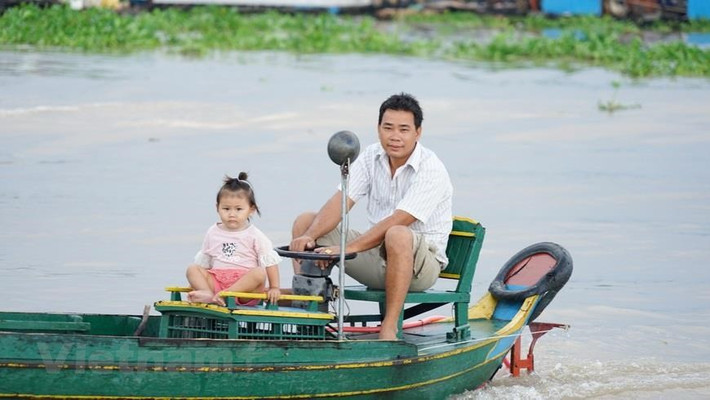 Cuộc sống lênh đênh trên Biển Hồ không đảm bảo tương lai cho trẻ em.