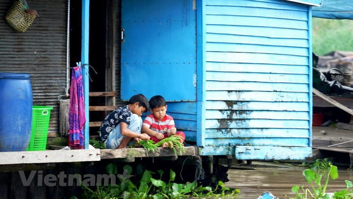 Cuộc sống sinh hoạt thường ngày trên một bè cá, trẻ em ở đây đa số thất học vì khó có điều kiện đến trường, phải phụ giúp cha mẹ mưu sinh.