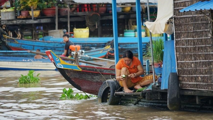Đoàn công tác liên ngành đã chia sẻ những khó khăn của bà con, trao đổi một số phương hướng chuyển đổi nghề nghiệp, đặc biệt là việc chăm lo học hành, cải thiện tương lai của trẻ em trong cộng đồng.
