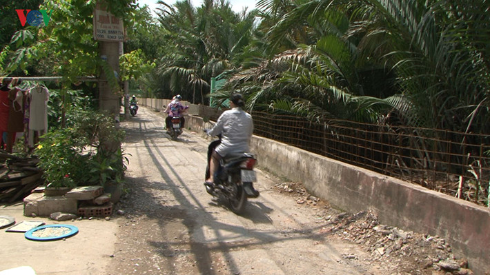 Đường đi nhiều ổ gà, mùa mưa ngập nước.