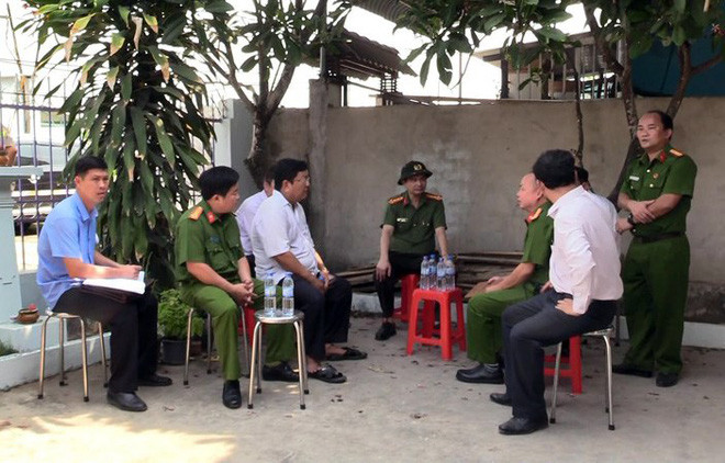 Luận là hàng xóm của bà Cúc, thường xuyên đến quán uống cà phê, bật phim không lành mạnh. Chị Nhi (con bà Cúc) đã nhiều lần nhắc nhở, đuổi luận ra ngoài. Cho rằng chị Nhi coi thường mình, Luận nảy sinh ý định trả thù.