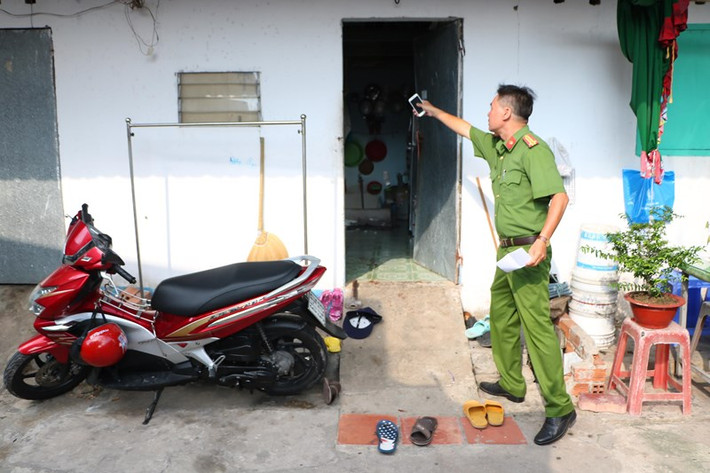 Theo nhận định ban đầu của cơ quan chức năng, có thể người chồng đã sát hại vợ con rồi treo cổ tự tử bởi tại hiện trường, cảnh sát thu giữ một sợi dây dù, 1 con dao có dính máu. Vụ việc đang tiếp tục được điều tra, làm rõ.