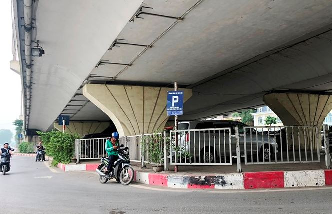 Theo quy định, tất cả các bãi trông xe phải có bảng thông tin về giấy phép, thời gian còn hiệu lực của giấy phép… tuy nhiên tại tất cả bốn bãi trông xe dưới gầm cầu vượt Ngã Tư Vọng, Mai Dịch, Vĩnh Tuy, Chương Dương trong ngày 6/5, chúng tôi ghi nhận, tuy có cắm biển cấp phép của Sở GTVT Hà Nội nhưng lại không một bảng thông tin nào về nội dung này.
