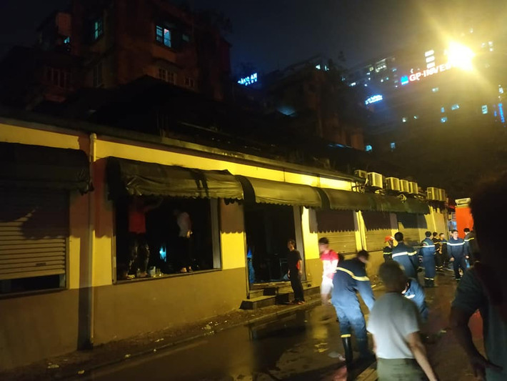 Sau khoảng 30 phút, đám cháy cơ bản được dập tắt. Theo thông tin ban đầu, không có thiệt hại về người, khu vực tầng hai và bếp của quán bị thiêu rụi hoàn toàn.