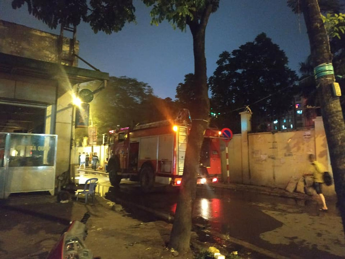 Ngay sau khi nhận được tin báo, cảnh sát phòng cháy chữa cháy đã huy động nhiều xe đến hiện trường.
