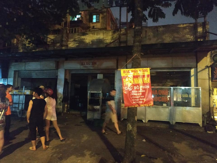 Quán bia xảy ra vụ cháy gồm hai tầng, mặt tiền dài gần 20m trên đường Hoàng Quốc Việt, phía sau là khu tập thể Nghĩa Đô với nhiều dân cư sinh sống.