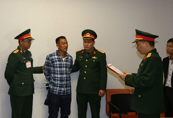 2. Lê Quang Hiếu Hùng sinh ngày 16/10/1974, từng là công nhân viên quốc phòng Chi nhánh Đầu tư xây dựng Miền Nam, Tổng Công ty xây dựng Lũng Lô (Bộ Quốc phòng). Đối tượng này bị truy nã quốc tế trong vụ án “Giả mạo trong công tác; thiếu trách nhiệm gây hậu quả nghiêm trọng; sản xuất, buôn bán hàng giả”.