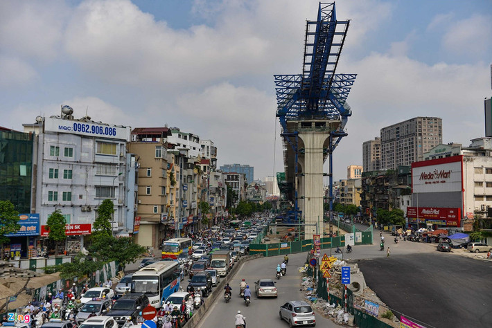 Đường Trường Chinh, nơi từng được ví von là "đường cong mềm mại", đang trong quá trình thi công đường vành đai 2 trên cao. Tình trạng kẹt xe, xả rác bừa bãi đang diễn ra liên tục ở đây.
