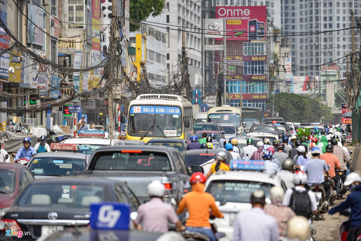 Tình trạng ùn tắc giao thông liên tục xảy ra. Nhiều phương tiện đi qua đoạn đường này phải nhích từng nửa mét một.