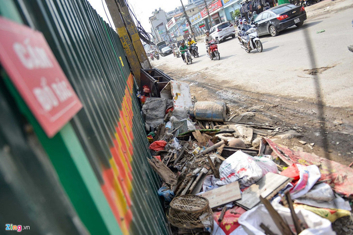 Rác thải sinh hoạt đến phế liệu xây dựng nằm ngổn ngang dưới biển cấm.