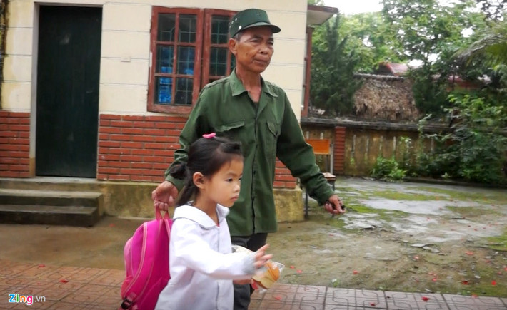 Đưa cháu gái lớp 2 đến trường, cụ ông này khá buồn và lo lắng. Ông nói sự việc xảy ra "quá đáng tiếc" và gia đình có lo lắng, song vẫn phải cho cháu đi học.