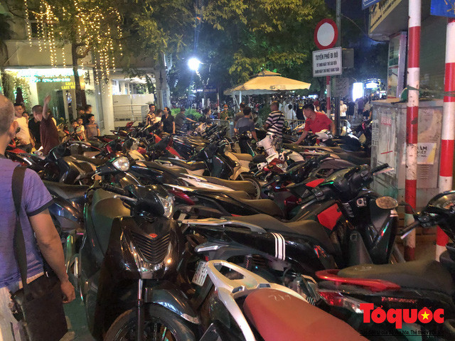 Ghi nhận của phóng viên tối 27/4, có hàng trăm phương tiện được gửi tại khu vực này với giá 50.000 đồng/phương tiện.