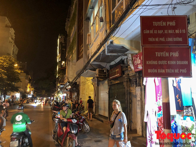 Tuy ngay từ đầu phố Hàng Gai đã có biển cấm, nhưng các bãi gửi xe tự phát vẫn mọc lên.