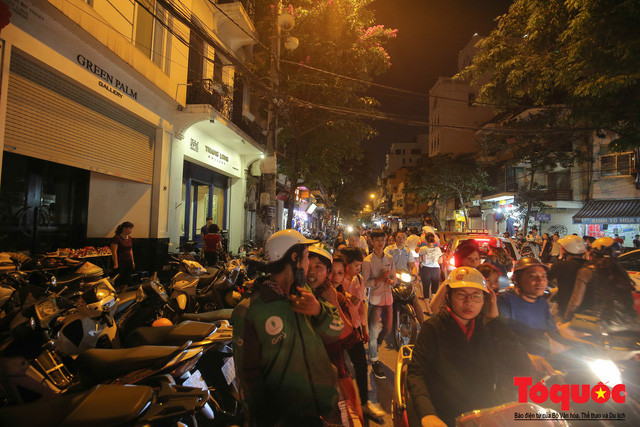 Cũng tình trạng như trên, ghi nhận của phóng viên tại phố Hàng Gai, hàng chục bãi gửi xe tự phát mọc lên lấn chiếm vỉa hè lẫn lòng đường gây ùn tắc nghiêm trọng tại tuyến phố này.