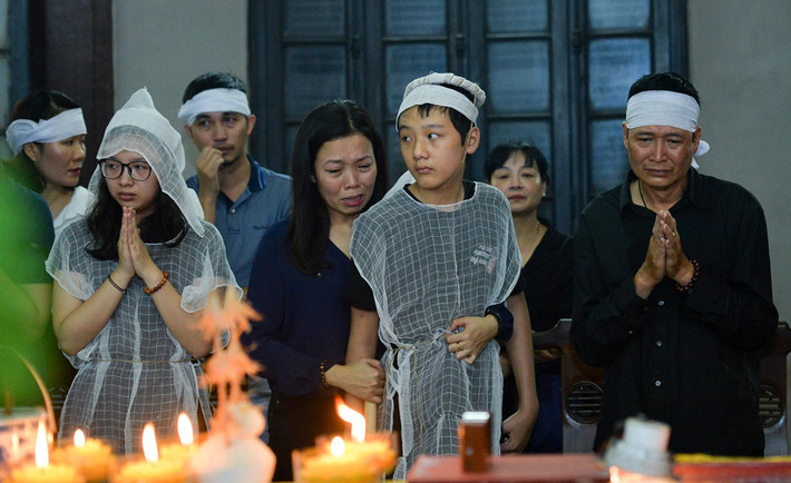 Vụ tai nạn xảy ra vào rạng sáng 1/5 tại hầm Kim Liên (Hà Nội) đã cướp đi mạng sống của hai phụ nữ, trong đó có chị Yến. Những người đến viếng không kìm được nước mắt khi chứng kiến hai con của chị ngậm ngùi đứng trước linh cữu người mẹ xấu số.