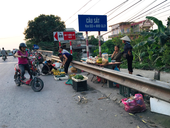 Cầu Sắt thuộc địa phận của huyện Bình Lục, Hà Nam nằm trên quốc lộ 21A nối Hà Nam, Nam Định. Tình trạng người dân lấn chiếm vỉa hè, lòng đường, thậm chí bán hàng ngay trên cầu tiềm ẩn nguy cơ tai nạn.