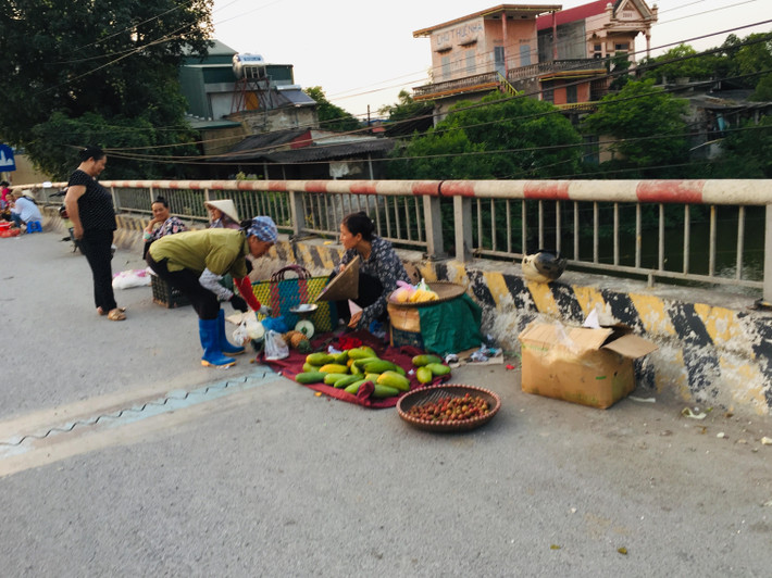Khu chợ tự phát diễn ra khá tấp nập, các mặt hàng được người bán người mua ngang nhiên vô tư giao dịch ngay trên cầu.