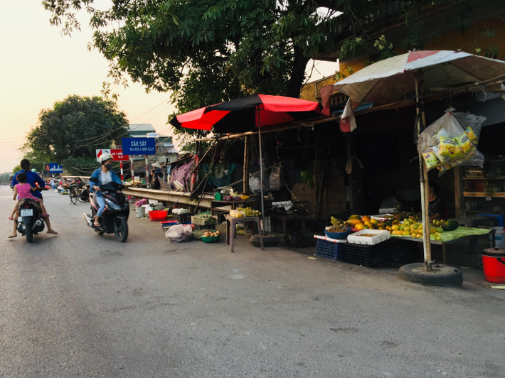 Việc chợ tạm mọc lên lấn chiếm vỉa hè, lòng đường khiến nơi đây là điểm tụ tập khá đông người dân mua bán bất kể thời gian trong ngày.