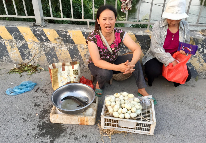 Mặc dù biết nguy hiểm, nhưng người dân vẫn bất chấp vì "mưu sinh". Tuy nhiên, chính quyền cần sớm quy hoạch nơi mua bán để người dân có thể vào đó sinh hoạt, tránh những hậu quả đáng tiếc khi vi phạm hành lang đường bộ và luật đường bộ để bán hàng.