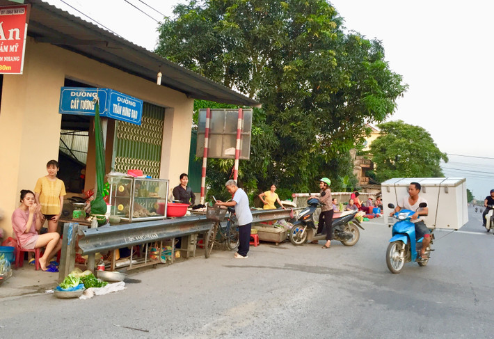 Việc họp chợ tự phát ngay giữa cầu không chỉ vi phạm pháp luật mà còn tiềm ẩn nhiều nguy cơ gây tai nạn giao thông.