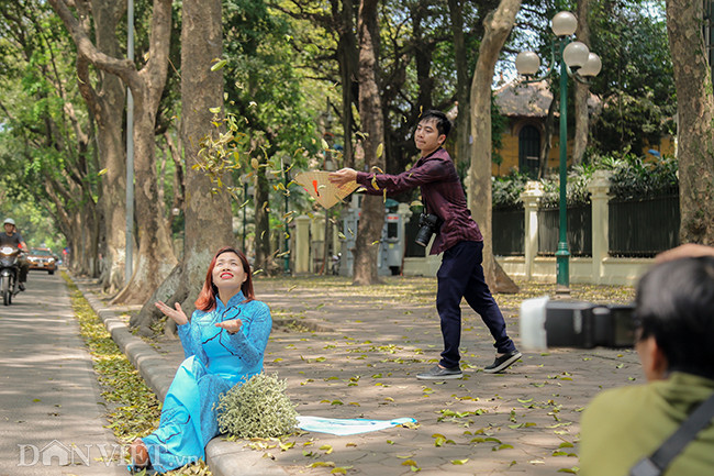 Để có những bức ảnh lá rụng thơ mộng, đôi khi các phó nháy tâm huyết phải tự tay gom lá rồi hất tung về phía mẫu.
