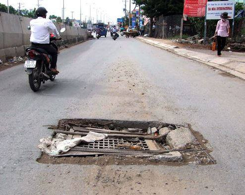 Những "cái bẫy" này vừa gây nguy hiểm cho người tham gia giao thông, vừa mất mỹ quan đô thị.