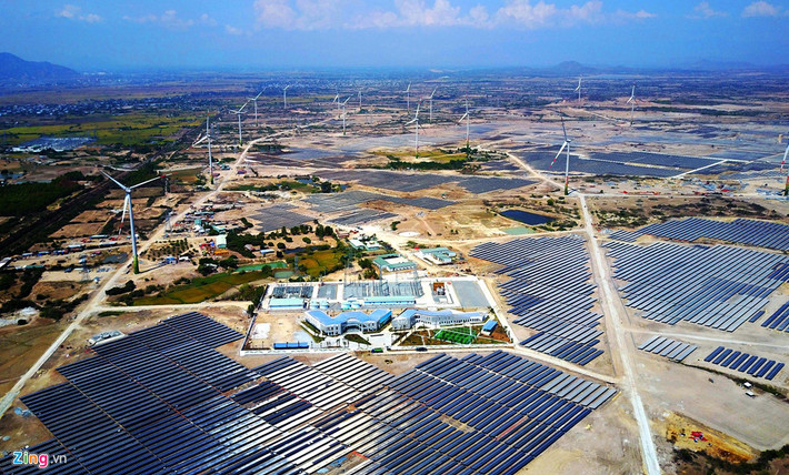 Tổ hợp năng lượng tái tạo nằm ở 2 xã Bắc Phong và Lợi Hải (Thuận Nam, Ninh Thuận) rộng 900 ha, tổng sản lượng khai thác hàng năm đạt gần 1 tỷ kWh. Giai đoạn 1 của dự án vừa được khánh thành vào cuối tháng 4/2019.