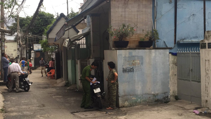 2. Ngủ với xác bạn gái 8 tiếng rồi chặt thành từng mảnh: Ngày 13/6/2018, Công an TP HCM đã quyết định khởi tố Vũ Ngọc Hiếu (SN 1989, ở tỉnh Gia Lai) về tội “giết người”. Nạn nhân được xác định là chị Đ.Y.N (SN 1991, ngụ huyện Bình Chánh), là nhân viên bán hàng lưu niệm cho 1 cửa hàng tại sân bay Tân Sơn Nhất.