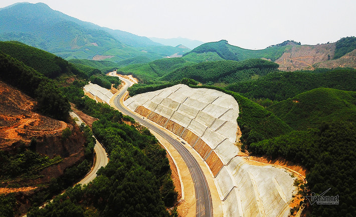 Khởi công năm 2015, cao tốc La Sơn - Túy Loan có tổng chiều dài 77,6km, đi qua tỉnh Thừa Thiên-Huế và TP Đà Nẵng, với tổng mức đầu tư hơn 11.000 tỷ đồng, theo hình thức BT.